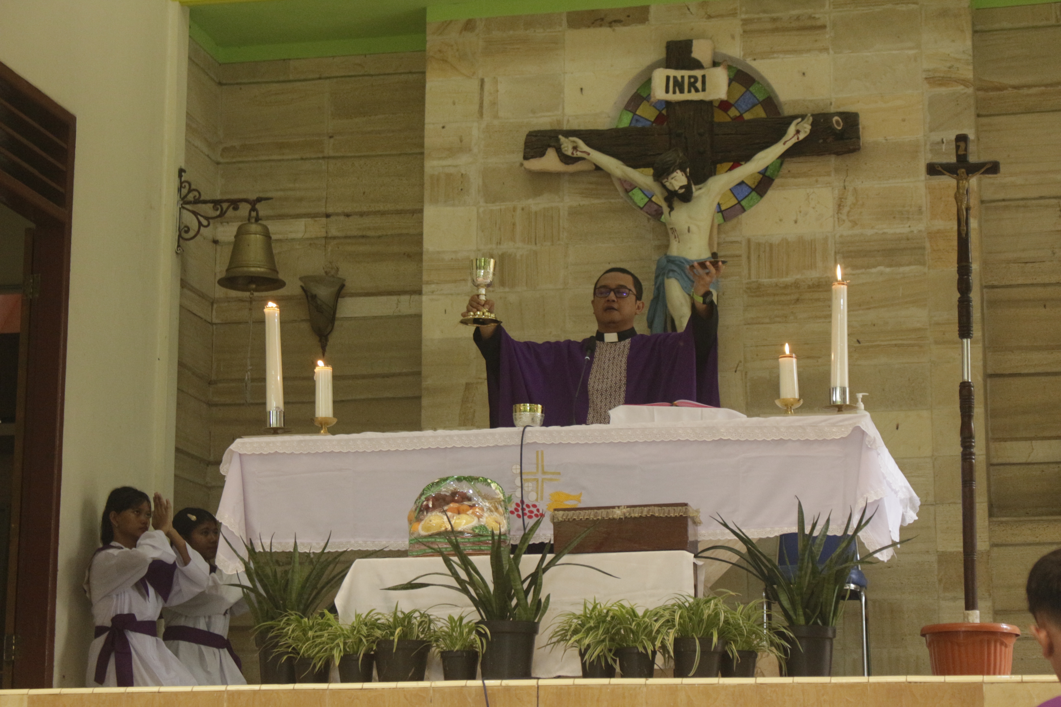 Puluhan Umat Katolik Ikuti Misa Novena ke-2 Gua Bunda Maria Ratu Besokor Walaupun Gerimis 